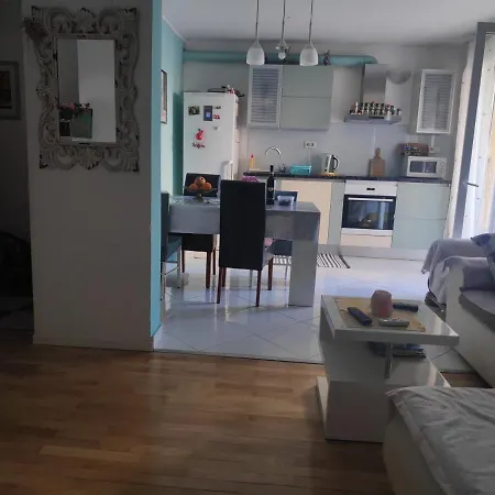Spacious Apartment With Big Garden Near Beach Split Exterior photo