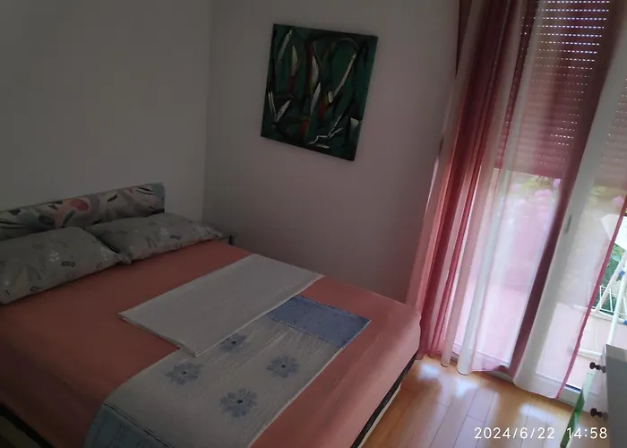 Spacious Apartment With Big Garden Near Beach